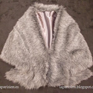 Estola ancha Pelo intermedio gris con puntas blancas, con cierre. 150x50 cm.
