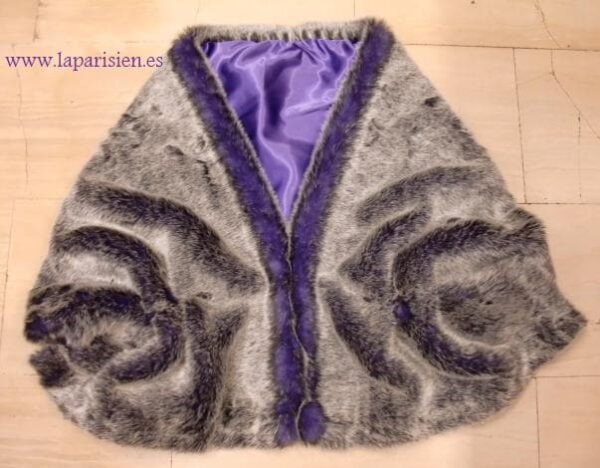 Estola ancha de Imitación foca gris con fondo morado. 150x50 cm, con cierre.