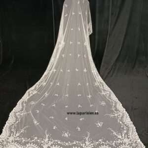 Mantilla rectangular color marfil y bordada a mano de la parisien